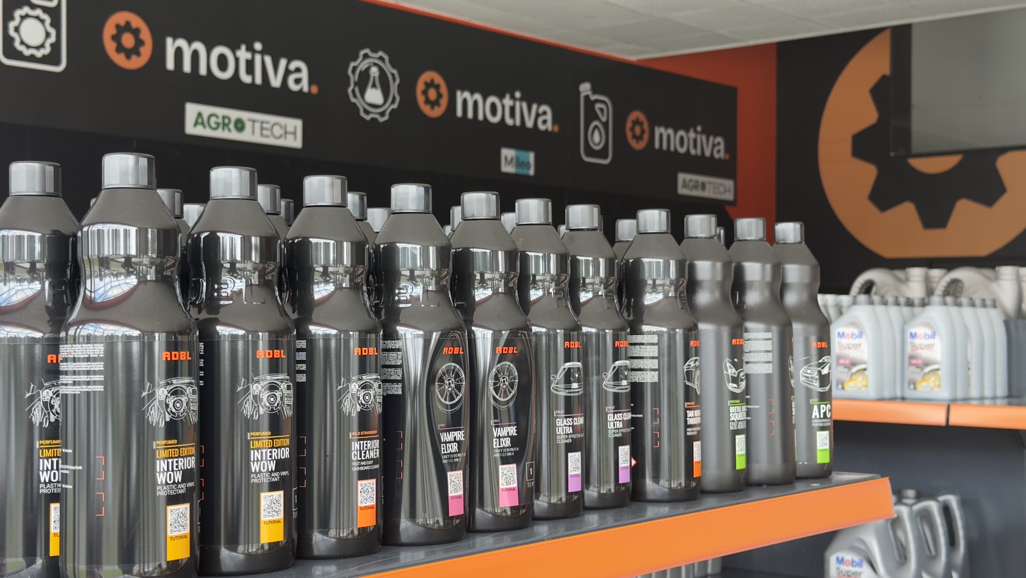 Produkty marki AGROTECH na regale sklepowym